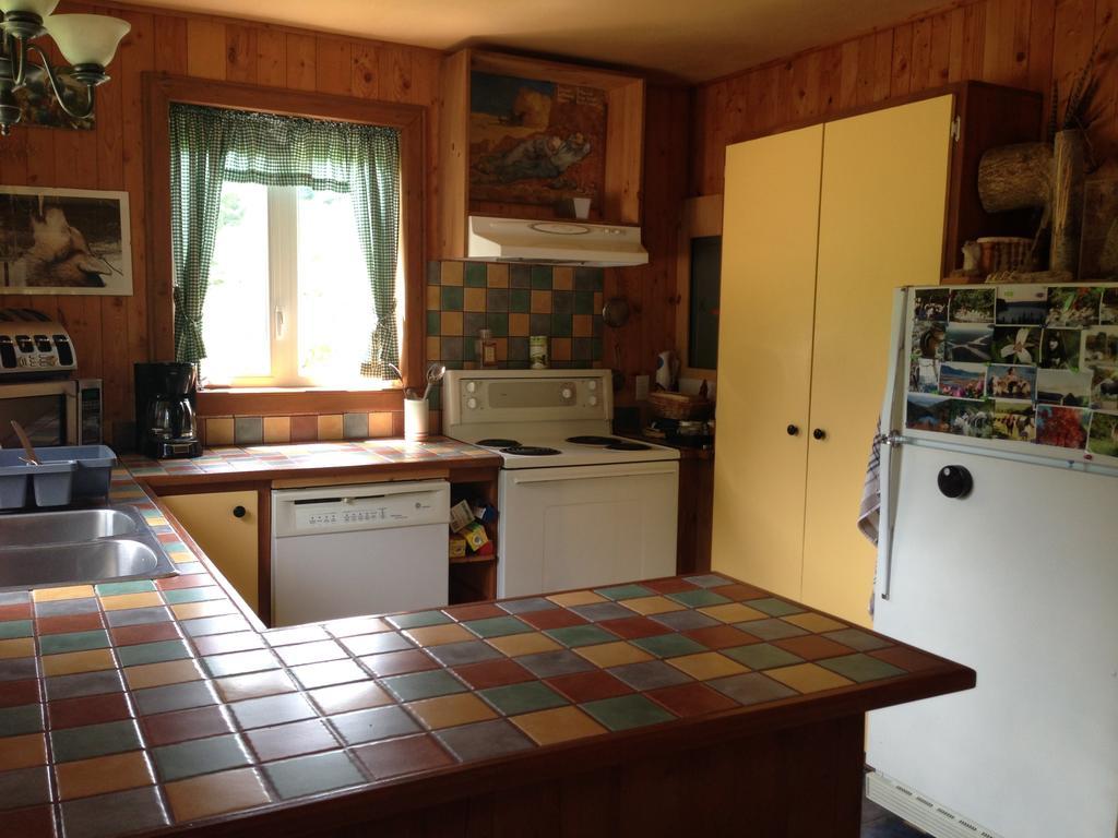 Hotel Grangette Entre Chiens et Loups à LʼAnse-Saint-Jean Chambre photo