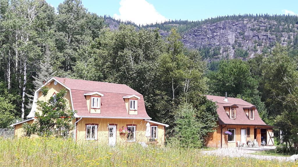 Hotel Grangette Entre Chiens et Loups à LʼAnse-Saint-Jean Extérieur photo
